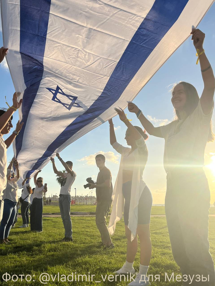 «Пришло время поднять флаг». Интервью с организаторами флешмоба в поддержку Израиля о силе идеи, символов и израильского народа